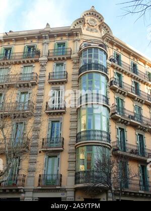 Fassade des Appartements aus dem frühen zwanzigsten Jahrhundert, Barcelona, Spanien Stockfoto