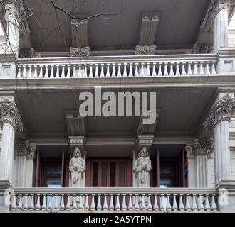 Fassade des Appartements aus dem frühen zwanzigsten Jahrhundert, Barcelona, Spanien Stockfoto