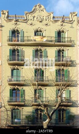 Fassade des Appartements aus dem frühen zwanzigsten Jahrhundert, Barcelona, Spanien Stockfoto