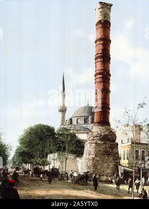 Die verbrannten Spalte, Konstantinopel, 1890. Die Spalte von Konstantin (Türkisch: Çemberlitas çemberli Sütunu, von "Hooped" und Tas der Ton"), auch als die Gebrannten Stein bekannt, ist eine Römische monumentale Spalte auf Befehl des römischen Kaisers Konstantin der Große im Jahr 330 AD gebaut. Es erinnert an die Erklärung von Byzanz (von Konstantin umbenannt in Nova Roma) als neue Hauptstadt des Römischen Reiches. Stockfoto