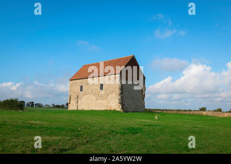 Bradwell Essex, Blick auf die St. Peter's Kapelle (AD 654) an der Küste von Essex bei Bradwell-on-Sea, England, UK. Stockfoto