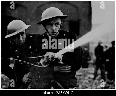 Britische Feuerwehrmänner in einer zerbombten Gegend in England, Weltkrieg, 1943 Stockfoto