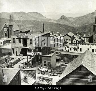 SIX Mile Canyon von C Street, Virginia City. 1866 veröffentlicht: Foto zeigt aus der Vogelperspektive der Kirche, Bauholz, Shop, Planung Mühle, Schule und Häuser in Virginia City, Nevada. Stockfoto