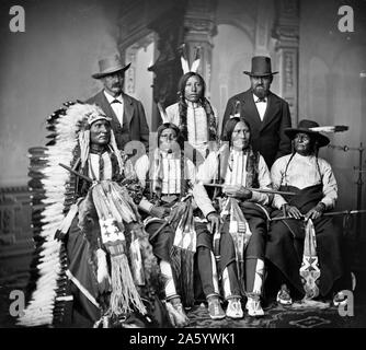 Gruppe der Sioux-Indianer "Spotted Tail" (Foto c. 1875) stehend: Joe Merrivale; Spotted Tail Young; Antoine Janis; Sitzend: Touch-the-Wolken; Little Big Man; Schwarze Cool; Stockfoto