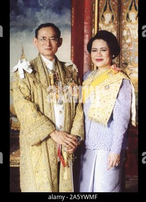 Bhumibol Adulyadej (geb. 1927), König von Thailand. Er ist auch bekannt als Rama IX, wie er der neunte Herrscher der Chakri-Dynastie ist. Er regierte seit 9. Juni 1946 mit seiner Frau Königin Sirikit. 1996 Stockfoto