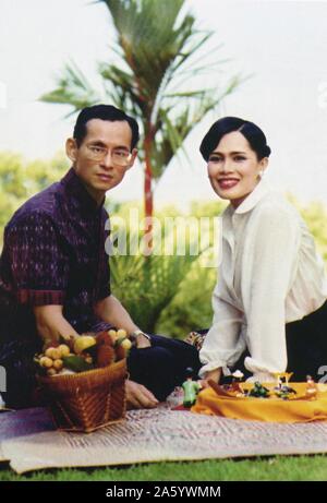 Bhumibol Adulyadej (geb. 1927), König von Thailand. Er ist auch bekannt als Rama IX, wie er der neunte Herrscher der Chakri-Dynastie ist. Er regierte seit 9. Juni 1946 mit seiner Frau Königin Sirikit. 1960 Stockfoto