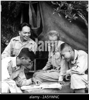 Vietnamesische kommunistische militärische Oberkommando ca. 1955. Oben links Ngyen Van Giap und richtige Ho Chi Minh Stockfoto