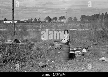 Arthur Rothstein, fotografieren: Waschtag. Die Tochter eines Migranten Obst Arbeitnehmers aus Tennessee, jetzt lagerten in der Nähe von Winter Haven, Florida, 1937 Stockfoto