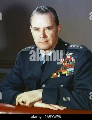 Hoyt S. Vandenberg (1899 – 1954). Air Force General, Stabschef und zweiter Direktor der Central Intelligence. Während des zweiten Weltkriegs wurde Vandenberg des Kommandierenden Generals der neunte Air Force, eine taktische Luftwaffe in England und Frankreich, die Armee von August 1944 bis V – E-Day zu unterstützen. Vandenberg Air Force Base an der zentralen Küste von Kalifornien ist benannt nach General Vandenberg. 1946 war er kurz die US-Chef des militärischen Nachrichtendienstes. Stockfoto