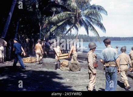 Farbfoto der amerikanischen Truppen entladen Lieferungen an den Ufern der Insel Guadalcanal. Datiert 1943 Stockfoto