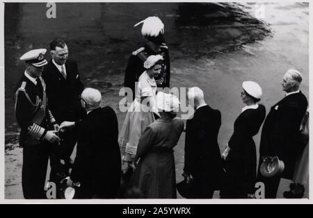 Foto von Königin Elizabeth II, Ankunft auf der SS-Gothic, während ihrer Krönung-Welt-Tournee, Auckland, Neuseeland. Datiert 1954 Stockfoto