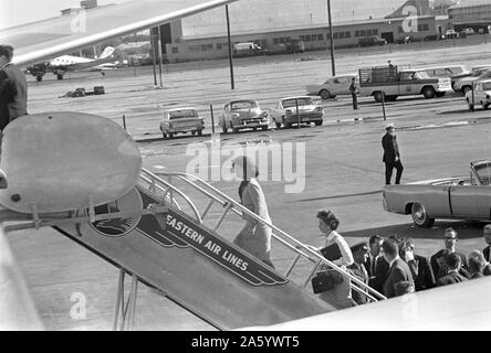 Foto von der First Lady Jacqueline Kennedy (1929-1994) einsteigen in Air Force One. Datierte 1962 Stockfoto