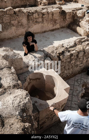 Bet Shemesh, Israel. 23. Oktober, 2019. War eine 1500 Jahre alte Kirche, mit Mosaikböden und Griechischen Mosaik Inschriften dekoriert etwa 30 Km westlich von Jerusalem entdeckt. Eine Inschrift gefunden widmet, die Website zu einem namenlosen "glorreichen Märtyrer". Eine zweite erwähnt eine Spende aus der byzantinischen Kaiser Tiberius II Konstantin empfangen. Eine völlig intakte Crypt diente als eine unterirdische Grabkammer für die 'glorreichen Märtyrer". Die Krypta wurde über parallele Treppen zugänglich und wurde einmal mit Marmorplatten gesäumt. Credit: Nir Alon/Alamy leben Nachrichten Stockfoto