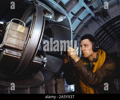 Amerikanische Flieger mit einer eine Seite Maschinengewehr eines b-17 Flying Fortress Bomber, Mai 1942. Zweiter Weltkrieg Stockfoto