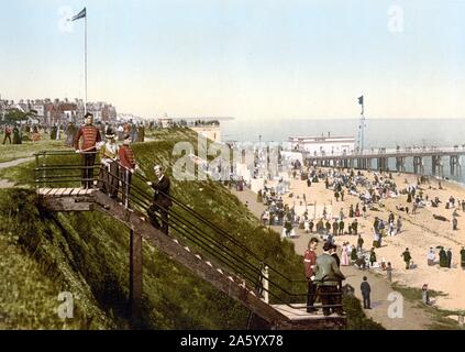 Blick von den Klippen, Clacton-on-Sea, England, 1890. Die moderne Clacton-on-Sea von Peter Bruff 1871 als Seebad gegründet. Ursprünglich war das wichtigste Mittel der Zugang auf dem Seeweg; Dampfschiffe von Woolwich Steam Packet Company betrieben von 1871 in Clacton Pier im selben Jahr eröffneten angedockt Stockfoto