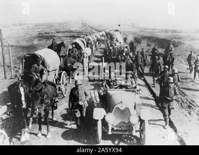 Deutsche Offiziere in einem Auto mit einem Konvoi der Wagen; Weltkrieg ein 1916 Stockfoto