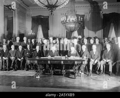 Foto von Präsident Calvin Coolidge (1872 – 1933) der Kellogg-Vertrag zu unterzeichnen. Datiert 1928 Stockfoto