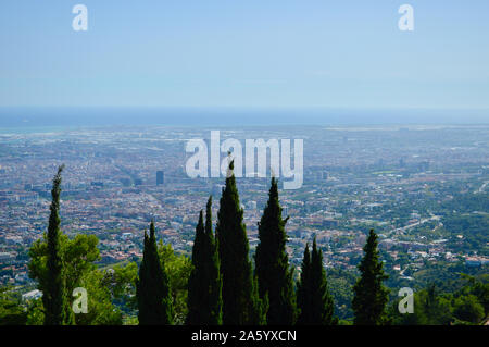 Ein Blick auf die Stadt Barcelona von Tibidabo in Spanien Stockfoto