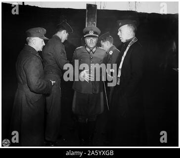 Foto von dem deutschen General Anton Dostler (1891-1945) gebunden an einen Pfahl vor seiner Hinrichtung durch ein Erschießungskommando, Italien. Datiert 1945 Stockfoto