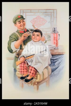 Chinesische Propaganda-Plakat-Depciting eine junge pro-junge, seine Haare schneiden von einem Soldaten. Erstellt von Hang Kwang-Chou, 1973 Stockfoto