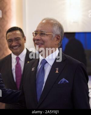 Foto von Vereinigte Staaten Minister fuer Verteidigung Chuck Hagel (1946-) und malaysische Premierminister Najib Razak Def Min Hishammuddin Tun Hussein (1961). Datierte 2013 Stockfoto