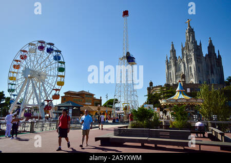 Das Riesenrad und Kirche Sagrat Cor auf den Tibidabo in Barcelona, Spanien Stockfoto
