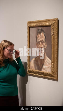 Royal Academy of Arts, London, UK. 23. Oktober 2019. Die erste Ausstellung über Lucian Freud im viszeralen und unerschrockenen Selbstporträts zu konzentrieren. Fast sieben Jahrzehnten Arbeiten auf Leinwand und Papier, rund 50 Werke sind ausgestellt, die Diagramm Freuds (1922-2011) die künstlerische Entwicklung. Bild: Reflexion (Selbstporträt), 1985. Private Sammlung. Auf Darlehen an das Irische Museum für Moderne Kunst. Credit: Malcolm Park/Alamy Leben Nachrichten. Stockfoto