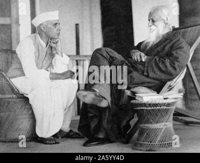 Rabindranath Tagore (1861 – 1941) direkt mit Pandit Jawaharlal Nehru, später Premierminister von Indien, 1940 Stockfoto
