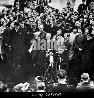 Arthur Neville Chamberlain (1869 – 9. November 1940) britischer konservativer Politiker, der als Premierminister 1937 bis Mai 1940 diente. Chamberlain kommt zurück in Großbritannien nach der Unterzeichnung des Münchner Abkommens 1938 Gegentor der Region deutschsprachige Sudetenland der Tschechoslowakei nach Deutschland Stockfoto