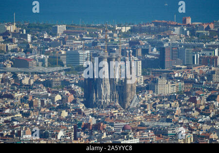 Ein Blick auf die Sagrada Familia von Tibidabo in Barcelona, Spanien gesehen Stockfoto