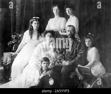 Foto von der Romanow-Familie (von links nach rechts) Marie, Königin Alexandra, Zar Nicholas II, Anastasia, Alexei (vorne) und stehend (von links nach rechts), Olga und Tatjana. Datiert 1914 Stockfoto