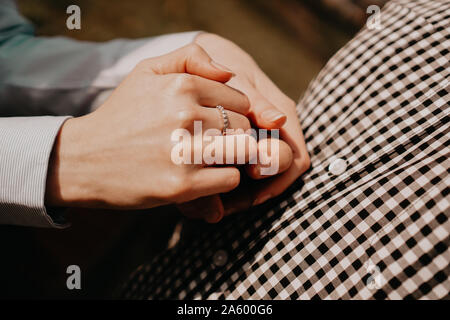Hände von Paar. Paar Liebhaber halten sich an den Händen. Hand mit Ring Stockfoto