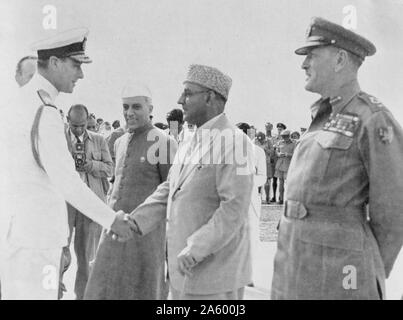 März 1947. Lord Mountbatten, Vizekönig von Indien, bei der Ankunft am Flugplatz Palam; von eingeführt; George Abell, Pandit Jawaharlal Nehru, Liaquat Ali Khan und Feldmarschall Sir Claude Auchinleck Stockfoto