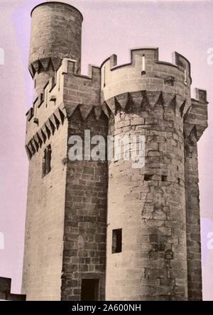 Palacio de Los Reyes de Navarra de Olite (Palast der Könige von Navarra von Olite) Burg von Olite; erbaut im 13. und 14. Jahrhundert in der Stadt von Olite; Navarra. Es war einer der Sitze des Gerichtshofs des Königreichs Navarra; Seit der Herrschaft von Charles III "die edle". Stockfoto