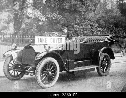 Ersten Weltkrieg Luftangriff Warden Autofahren mit einer Warnung Karte sagen "Take Cover" bei einem deutschen Luftangriff in London 1916 Stockfoto