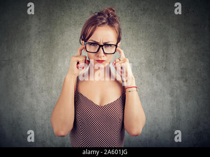 Verärgert junge Frau will nicht hören Stockfoto