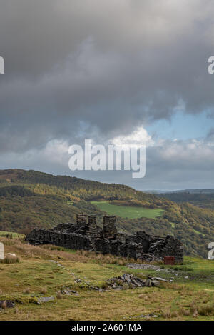 Die verlassenen Rhos Schiefer Steinbruch bei Capel Curig, nachstehend Moel Siabod im Snowdonia National Park, Wales Stockfoto