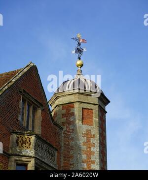 Turm und weathervane in Charlecote Park; im Jahre 1558 von Sir Thomas Lucy gebaut. Das 16. Jahrhundert land Tudor House, ist in Warwickshire, England. Stockfoto