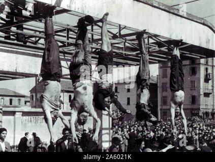 Der Tod von Benito Mussolini, italienischer faschistischer Diktator. Körper von Mussolini (zweiter von links) Neben Clara Petacci (Mitte) und andere Faschisten, in Piazzale Loreto, Mailand, April 1945 hingerichtet Stockfoto