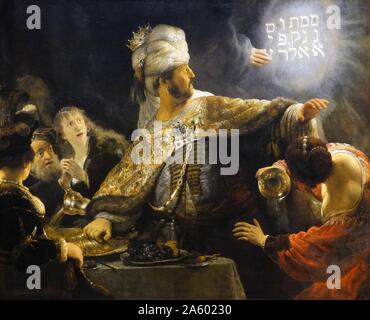 Belshazzar es Feast 1635; Gemälde von Rembrandt van Rijn 1606-1609. Die Geschichte von Belsazar und die Schrift an der Wand stammt aus dem alttestamentlichen Buch Daniel. Der babylonische König Nebukadnezar plünderten den Tempel in Jerusalem und die Heiligen goldenen Becher gestohlen hat. Seinem Sohn Belsazar verwendet diese Tassen für ein großes fest, wo die Hand Gottes erschien und die Inschrift auf der Wand-Prophesizing der Untergang der Herrschaft Belshazzar es schrieb. Stockfoto