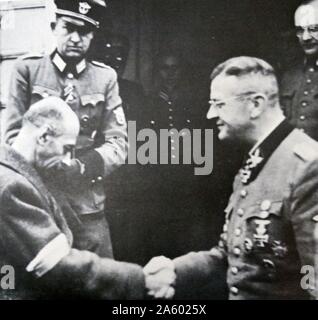 Kapitulation von General Bor Komorowski, Leiter des Warschauer Aufstandes. Ungewöhnlich für die deutschen sie waren beeindruckt von den Mut der Soldaten und Deportierten sie anstatt sie an Ort und Stelle zu erschießen. Stockfoto