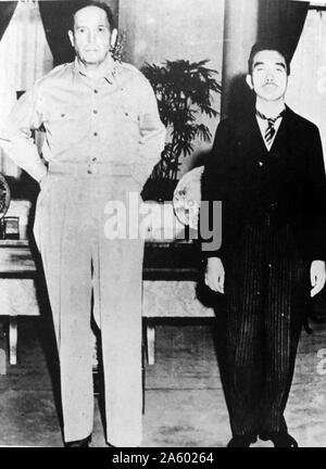 General Mac Arthur und Kaiser Hiro-Hito. Der einzige Führer von den Achsenmächten nicht versucht nach dem Krieg. Stockfoto