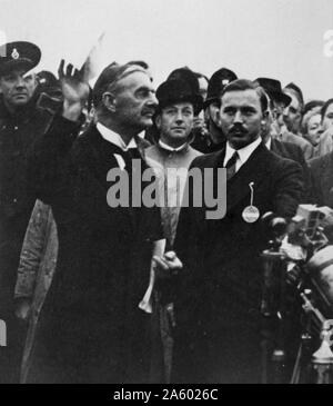 Neville Chamberlain (britischer Premierminister zurück von der Unterzeichnung des Münchner Abkommen 1938. Das Abkommen war eine Siedlung erlaubt Nazi-Deutschlands Annexion von Teilen der Tschechoslowakei. Es gilt als eine fehlgeschlagene Akt der Appeasement-Politik gegenüber Deutschland. Das Abkommen wurde in den frühen Morgenstunden des 30. September 1938 unterzeichnet. Stockfoto