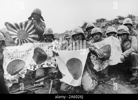 Marines zeigen japanische Flaggen. Stockfoto