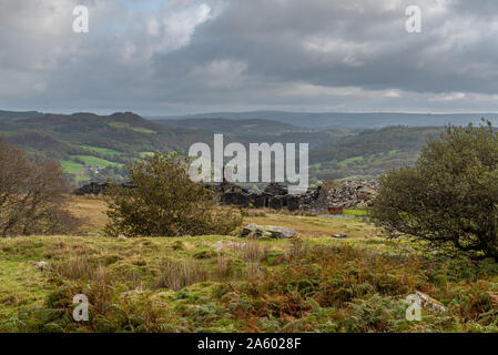 Die verlassenen Rhos Schiefer Steinbruch bei Capel Curig, nachstehend Moel Siabod im Snowdonia National Park, Wales Stockfoto