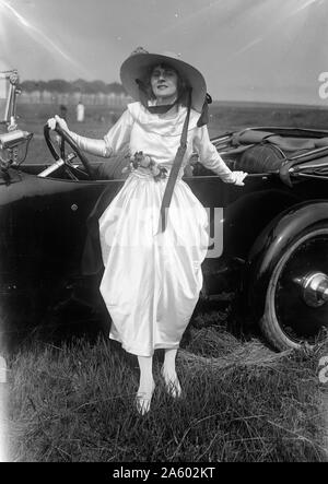 Amerikanischer Stummfilmstar Gertrude McCoy in ihrem Oldsmobile am Automobil Fashion show bei Schafen statt Kopf Bay Speedway, New York City, 23. Juni 1917 Stockfoto