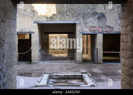 Ercolano. Italien. Archäologische Ausgrabungen von Herculaneum. Blick auf das Atrium in Richtung triclinium im Casa di Nettuno e Anfitrite (Haus der Neptun ein Stockfoto