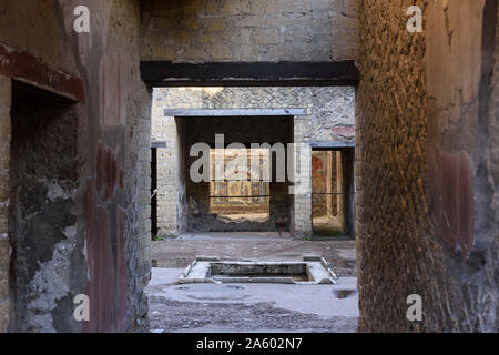 Ercolano. Italien. Archäologische Ausgrabungen von Herculaneum. Blick auf das Atrium in Richtung triclinium im Casa di Nettuno e Anfitrite (Haus der Neptun ein Stockfoto