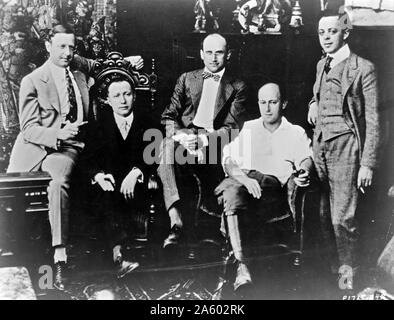 Mitglieder der berühmten Spieler-Lasky Corporation: von links nach rechts: Jesse L. Lasky, Adolph Zukor, Samuel Goldwyn, Cecil B. DeMlle und Al Kaufman. 1916. berühmte Spieler-Lasky Corporation Stockfoto