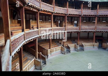 Innere des Globe Theatre London, William Shakespeare zugeordnet. Erbaut im 16. Jahrhundert von Shakespeares spielen Unternehmen, der Lord Chamberlain es Men. London. Datierte 2015 Stockfoto